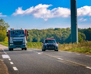 Dépassement par la droite : pourquoi est-ce interdit par la loi ?