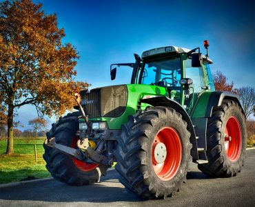 Comment conduire un tracteur agricole sur les voies publiques ?