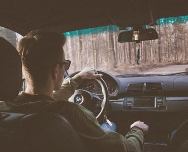 homme au volant