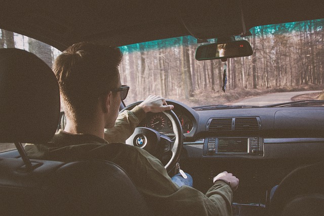 homme au volant